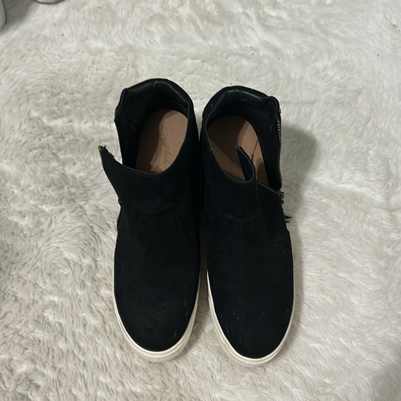 Old Navy. Worn once. Size 8 - Picture 2 of 3